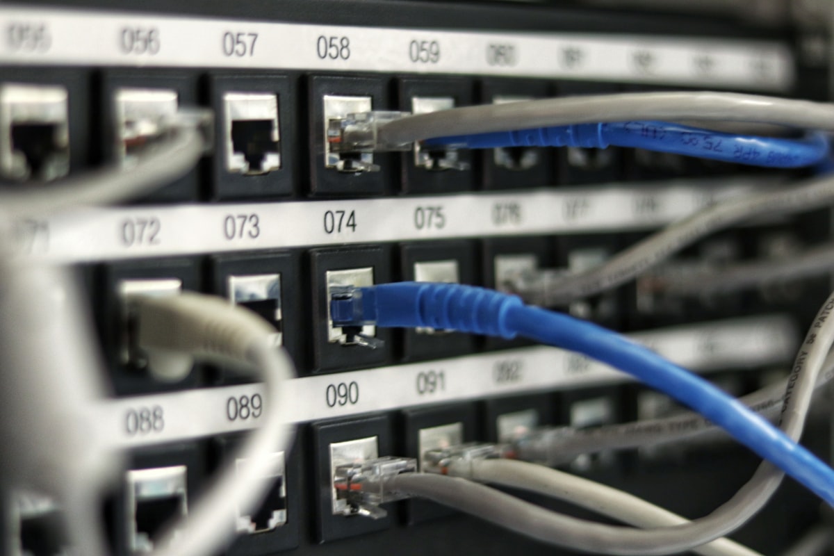 طريقة إعداد شبكة منزلية آمنة مع تقسيم VLAN وعزل الأجهزة الذكية